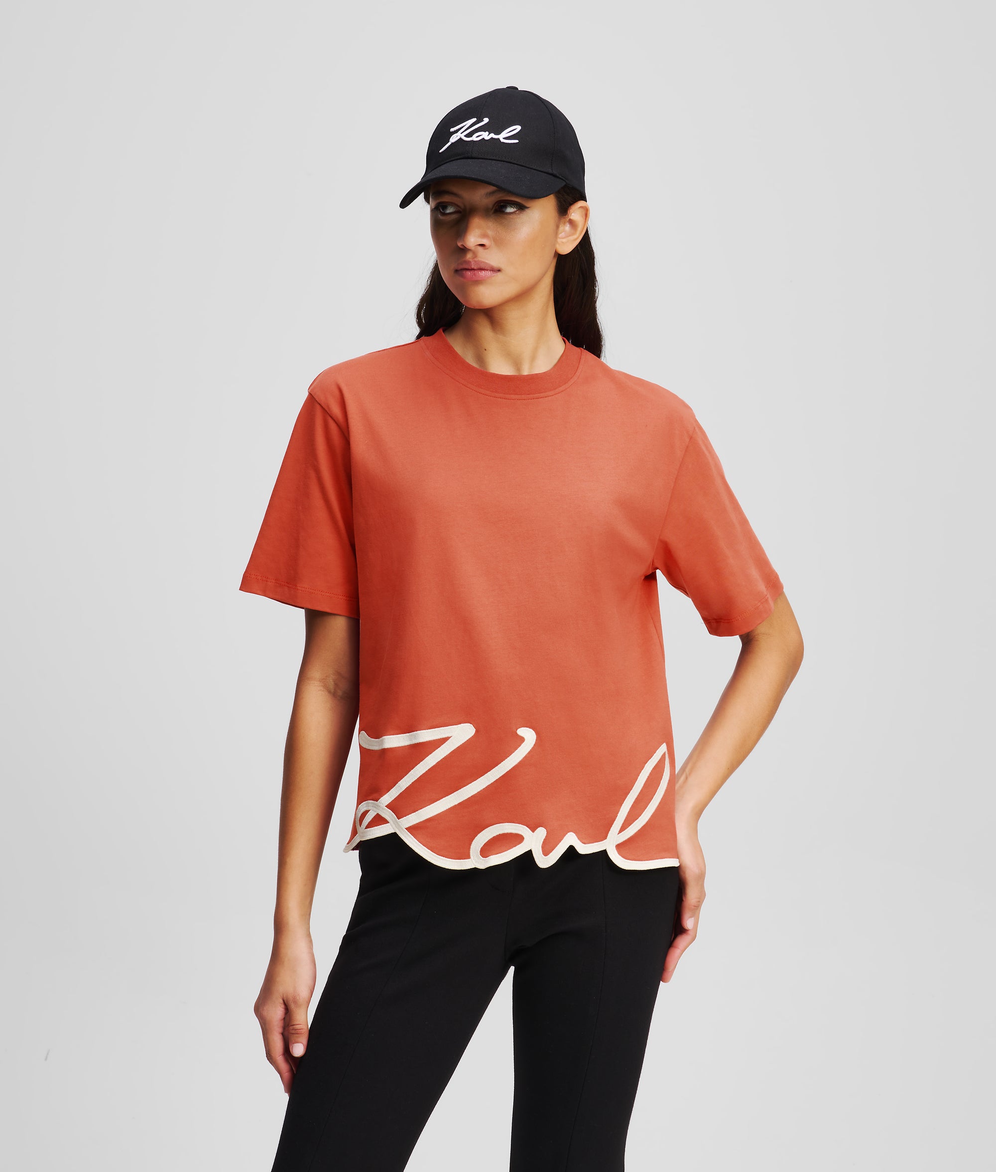 SIGNATURE HEM T-SHIRT